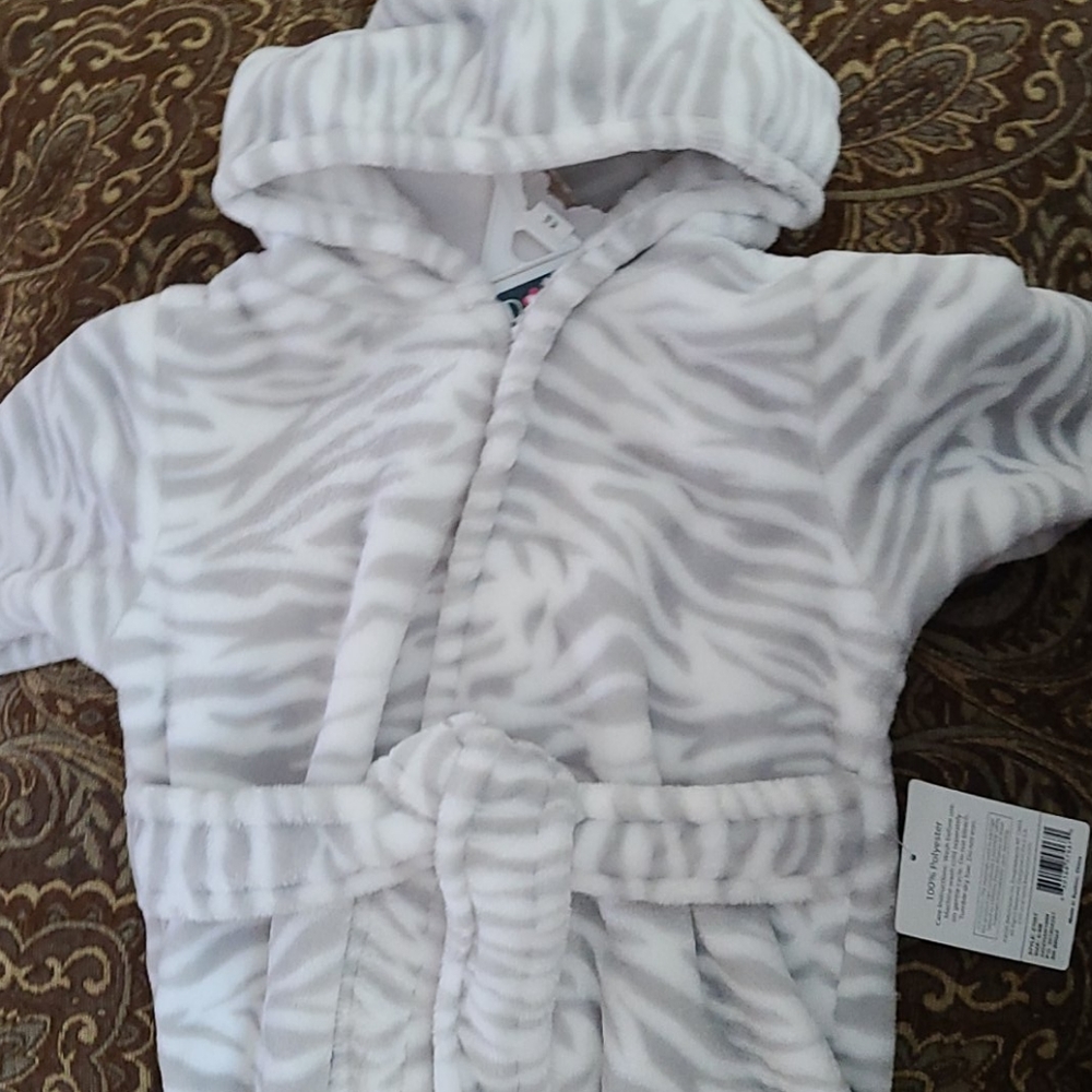 New 'n nice!!🔴20% OFF!🔴A Cute zebra 🦓 bathrobe with tie! Comes with hood!